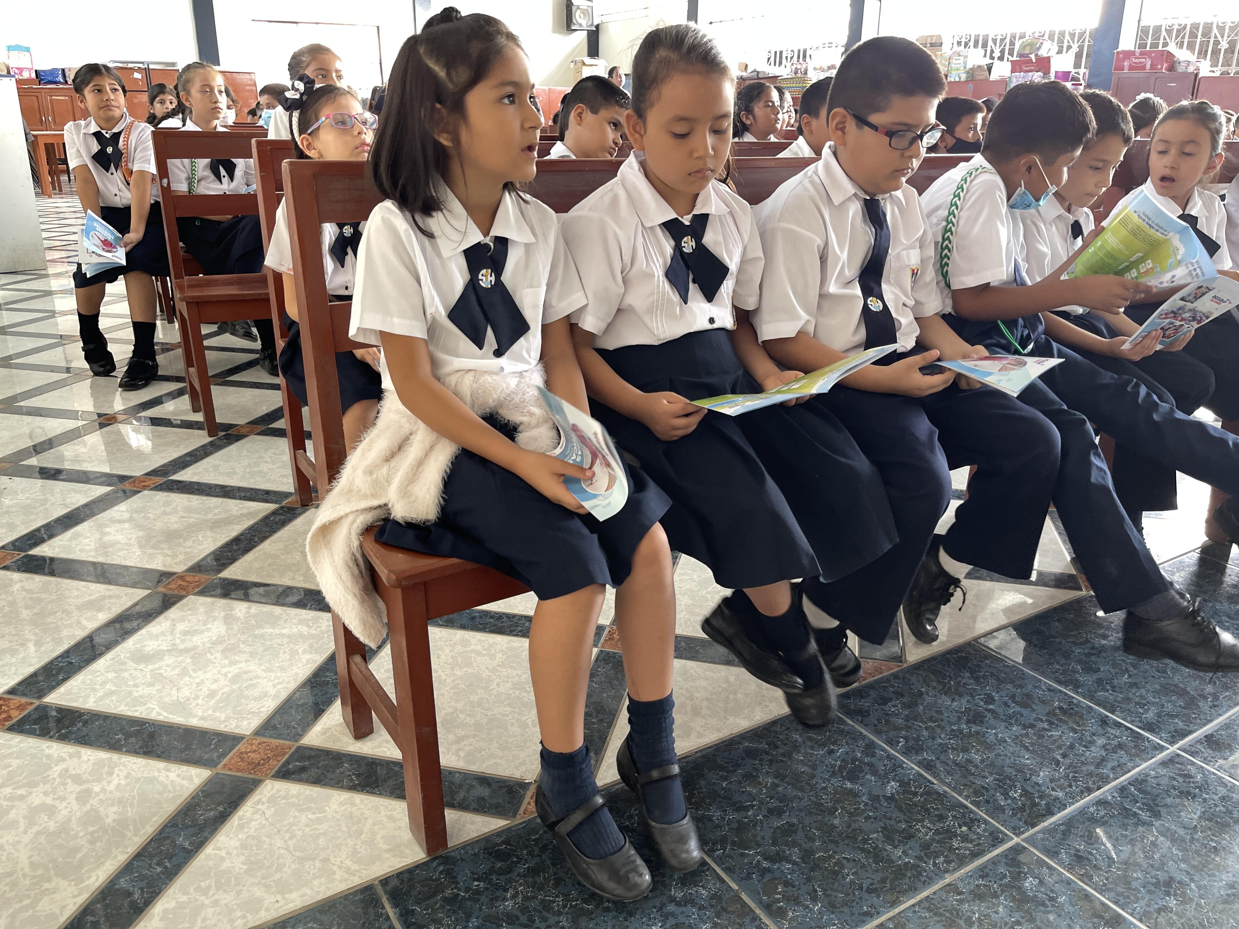 Más de 600 alumnos de la I.E Parroquial participan en Agua Clases de la Eps Marañón