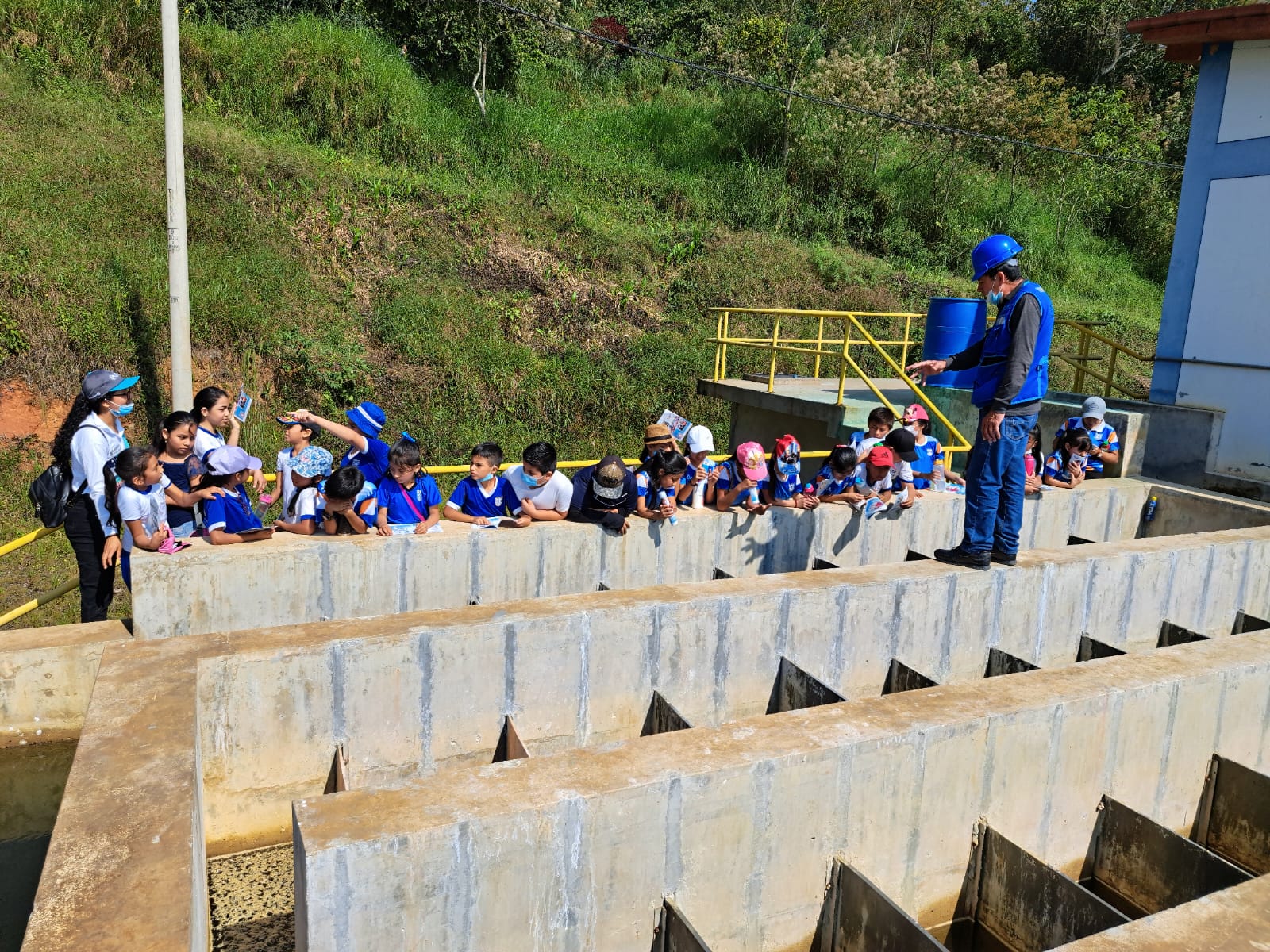 Estudiantes de San Ignacio conocen el procesamiento del agua desde la Planta de Tratamiento de Agua Potable de la EPS Marañón